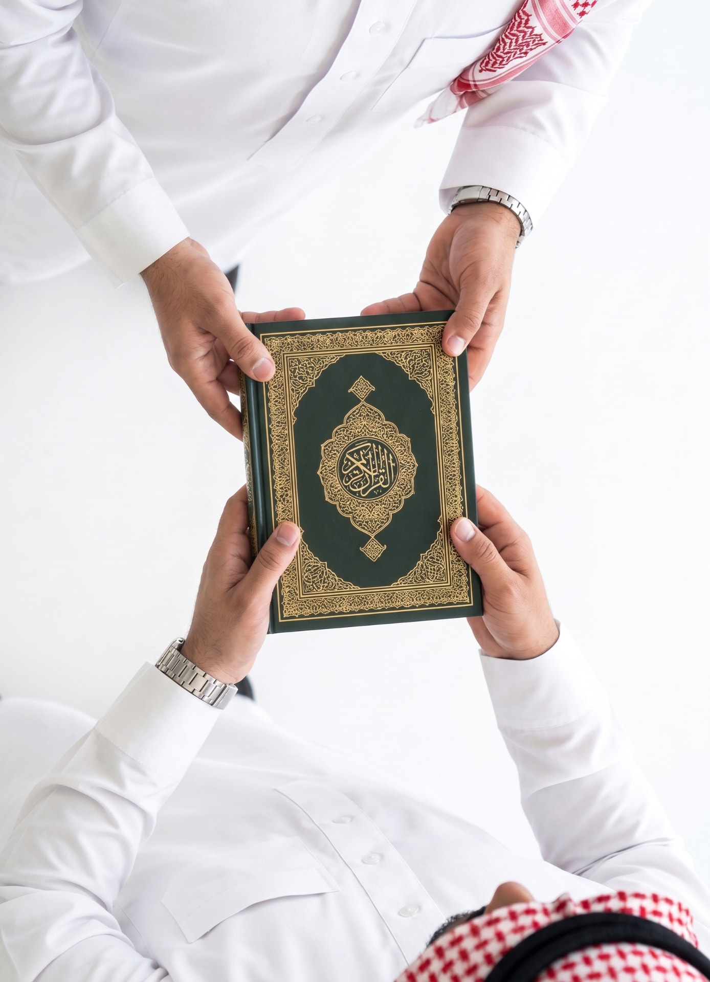تسليم المصحف الشريف بين معلم وطالب